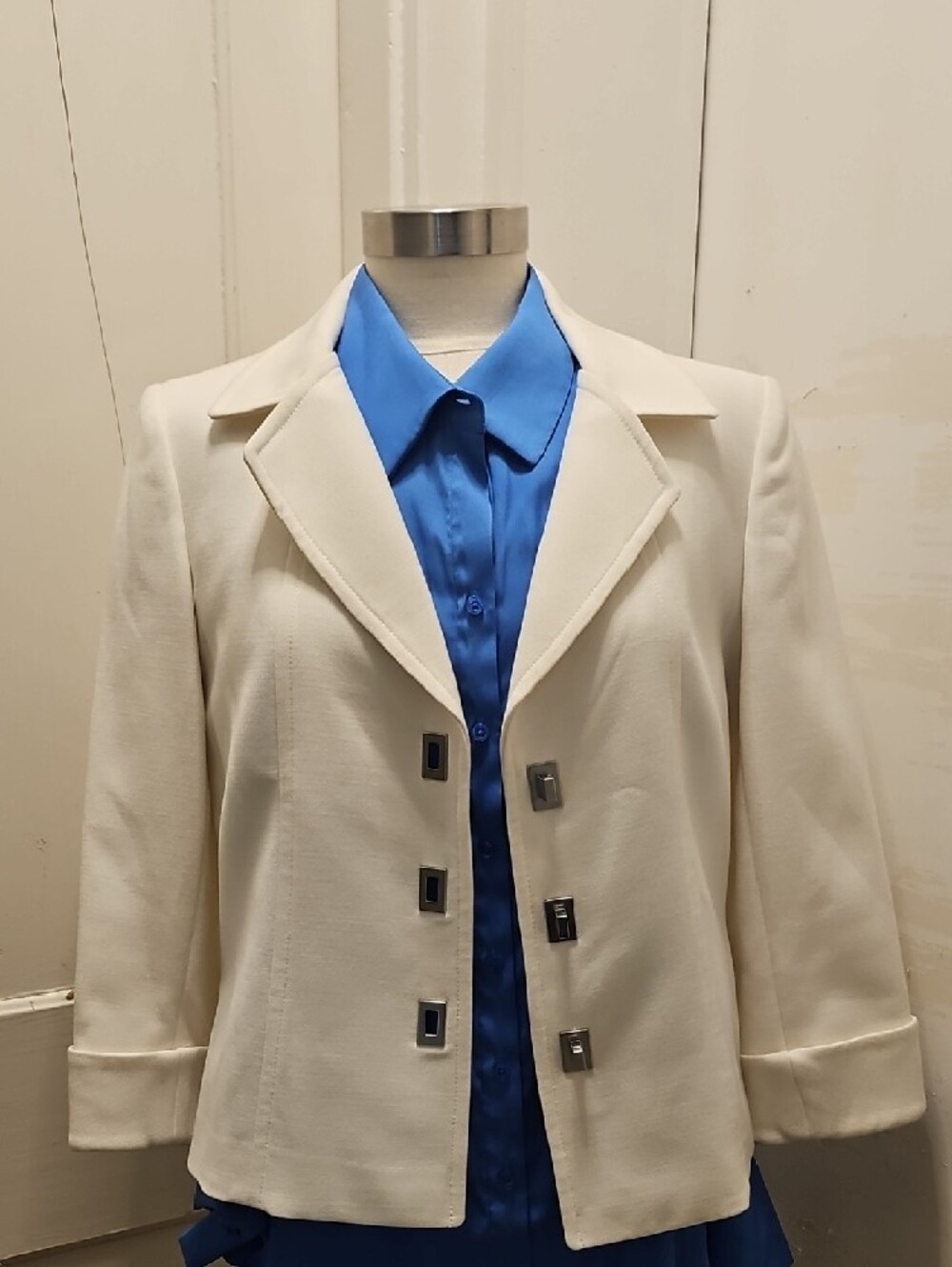 TAHARI Cream Tailored Women's Blazer with Square Metal Buttons - Picture 2 of 7